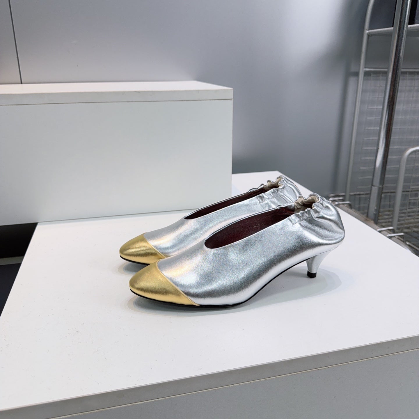 CHANEL 26S COLOR-BLOCK HIGH HEELS 45 MM IN SILVER AND GOLD LAMBSKIN