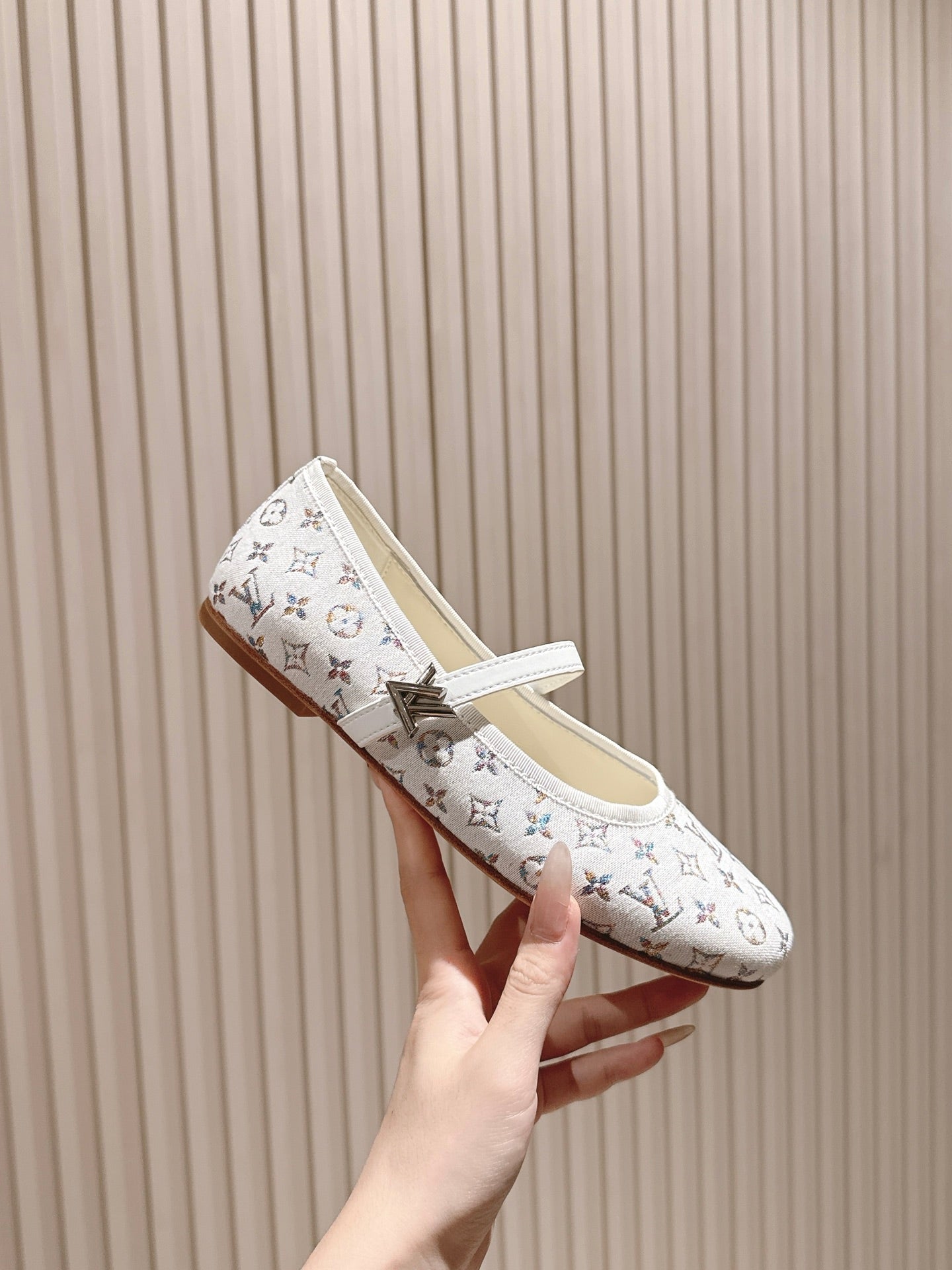 LV BALLET FLAT IN WHITE MONOGRAM CANVAS