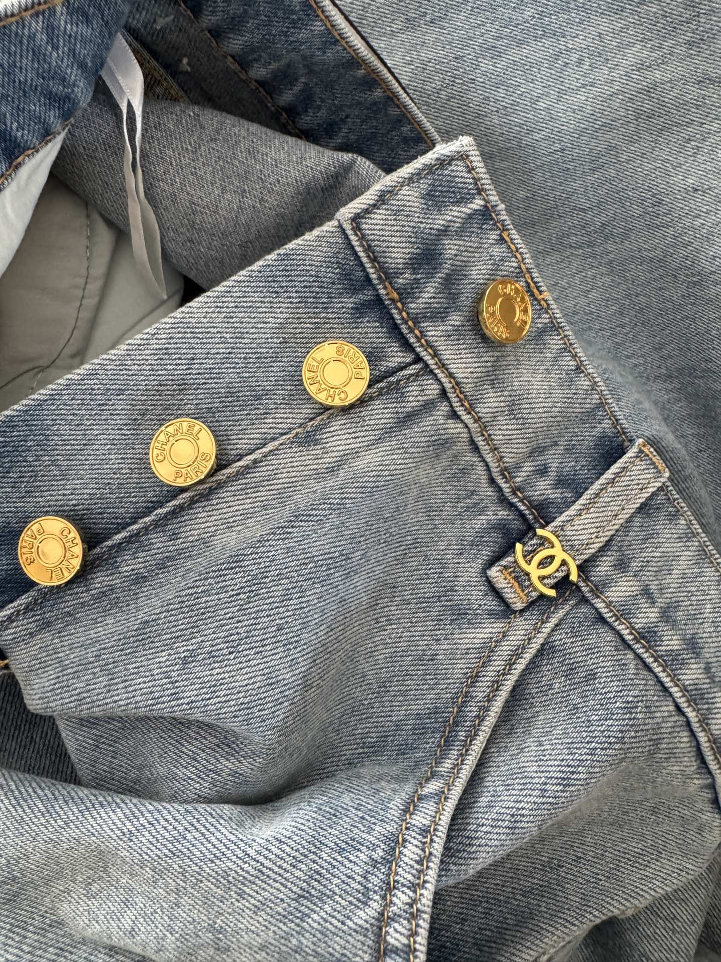 CHANEL 26S STRAIGHT-LEG JEANS 1393