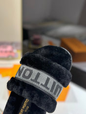 FURRY SLIPPER IN BLACK SHEARLING