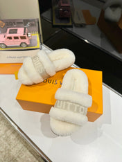 FURRY SLIPPER IN WHITE SHEARLING