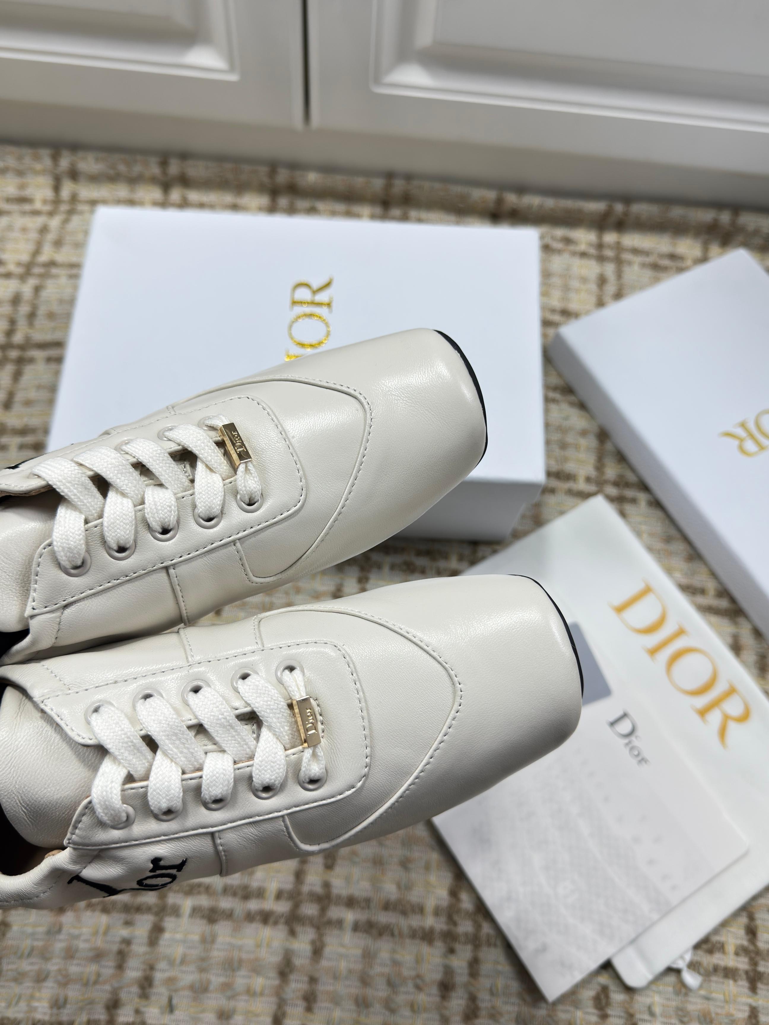DIOR 26S LOW TOP SNEAKERS IN WHITE CALFSKIN DIOR LOGO