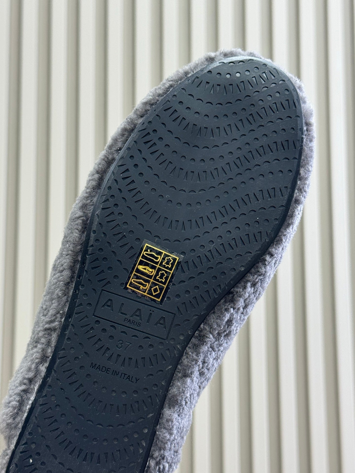 ALAIA 25S SHEARLING COZY SLIPPERS IN DARK GRAY