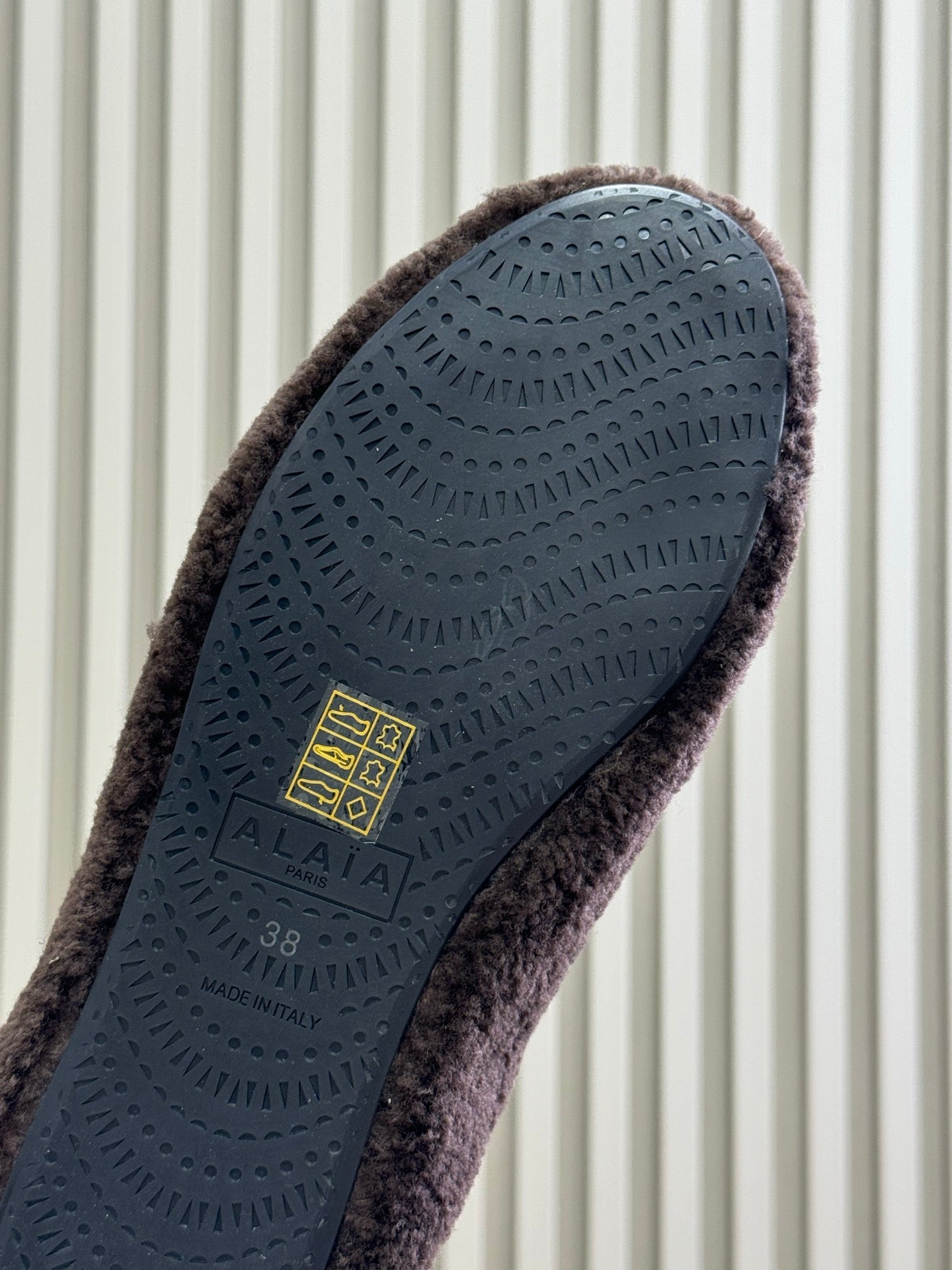 ALAIA 25S SHEARLING COZY SLIPPERS IN DARK BROWN
