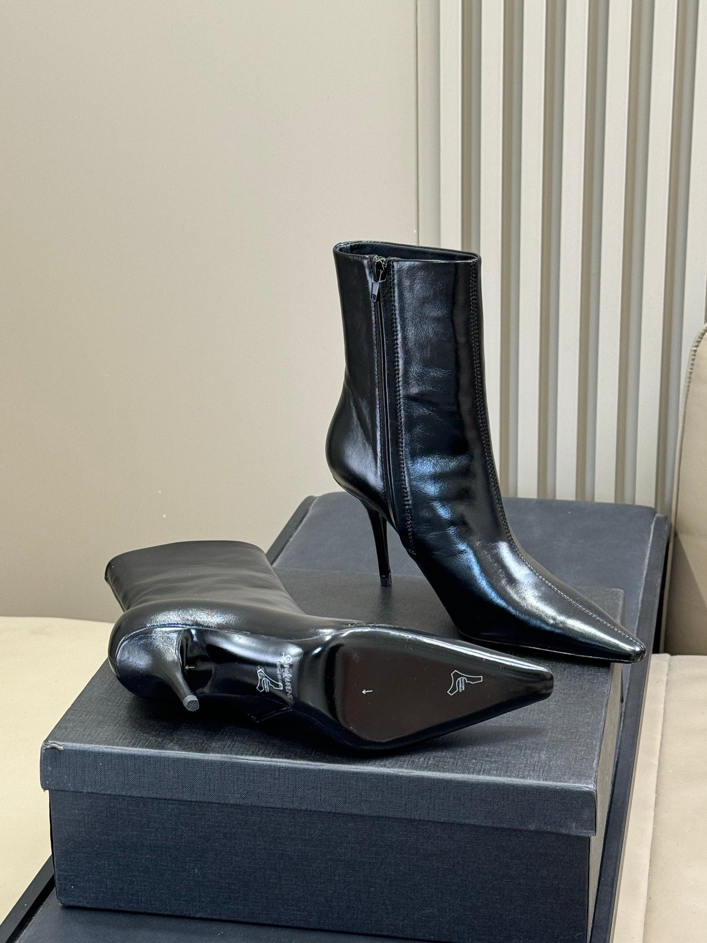 YSL 26S ZIPPERED HEELED BOOTS IN BLACK SHINY CALFSKIN