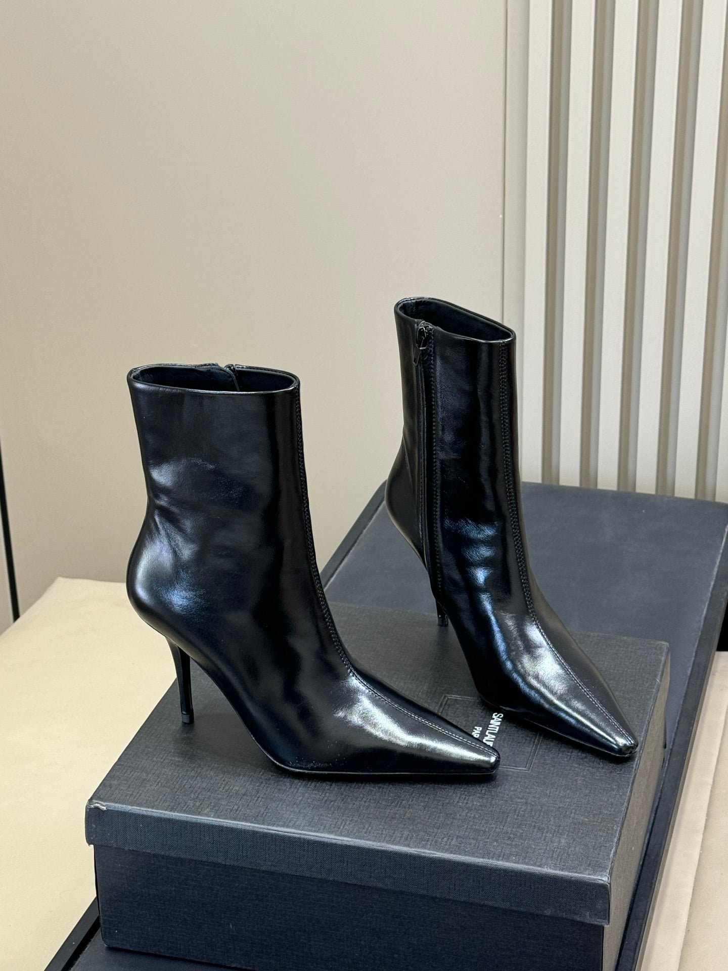 YSL 26S ZIPPERED HEELED BOOTS IN BLACK SHINY CALFSKIN
