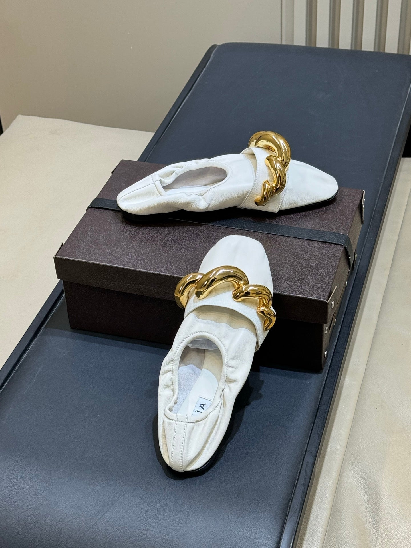 ALAIA 26S KNIT BALLET FLATS IN CREAM WHITE LAMBSKIN WITH GOLD HARDWARE