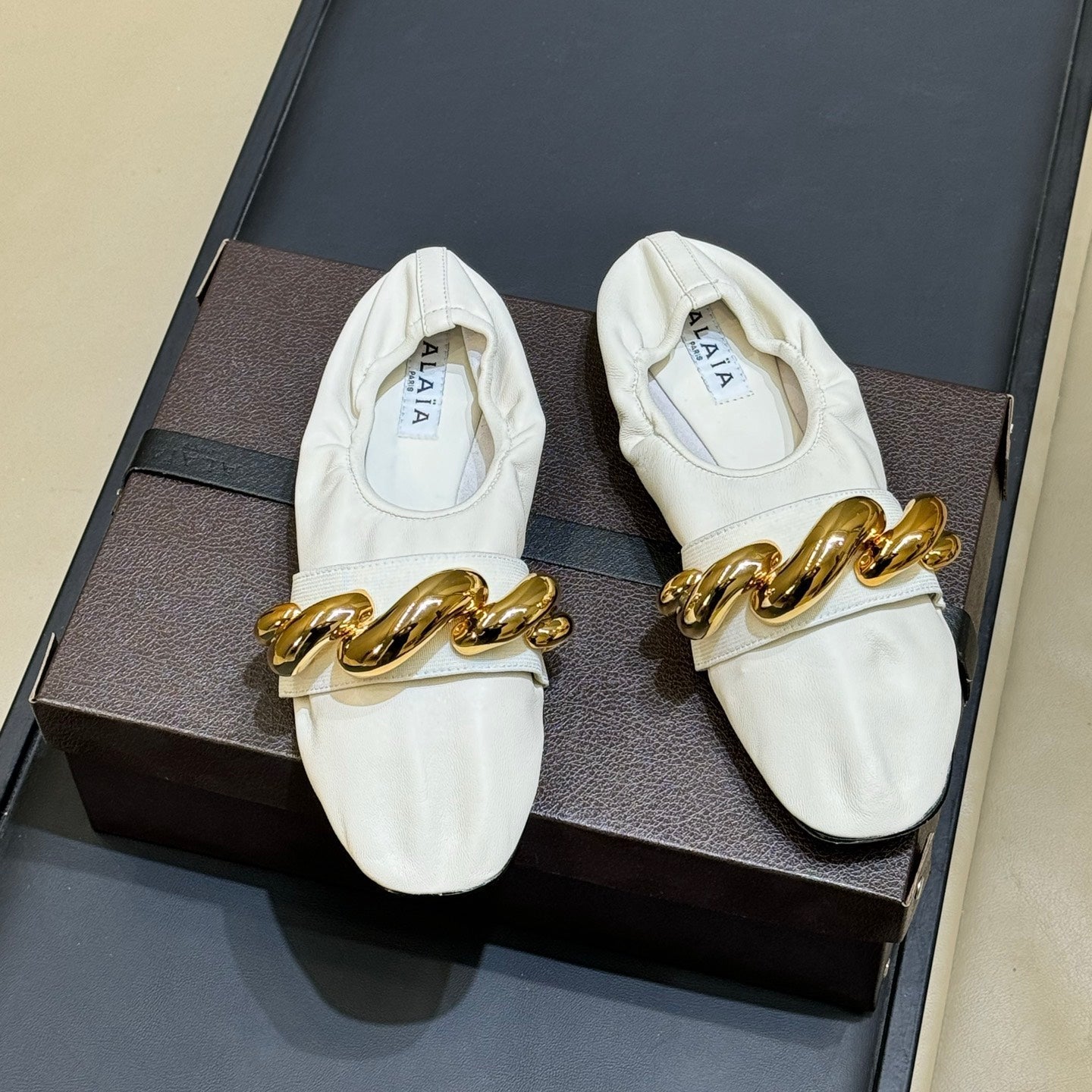 ALAIA 26S KNIT BALLET FLATS IN CREAM WHITE LAMBSKIN WITH GOLD HARDWARE