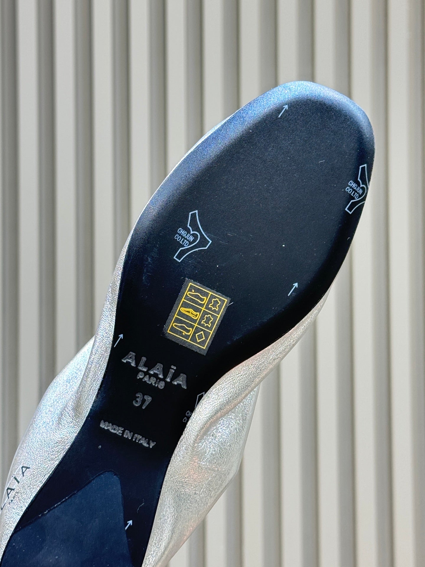 ALAIA 26S BALLET FLATS IN SILVER LAMBSKIN