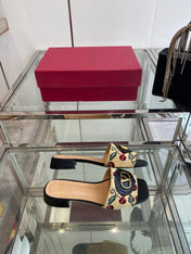 VLTN HIGH HEEL 25S 30 MM IN BEIGE FABRIC AND BLACK LAMBSKIN WITH EMBROIDERED CHERRY MOTIF
