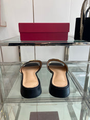 VLTN HIGH HEEL 25S 30 MM IN BLACK LAMBSKIN WITH GOLD HARDWARE