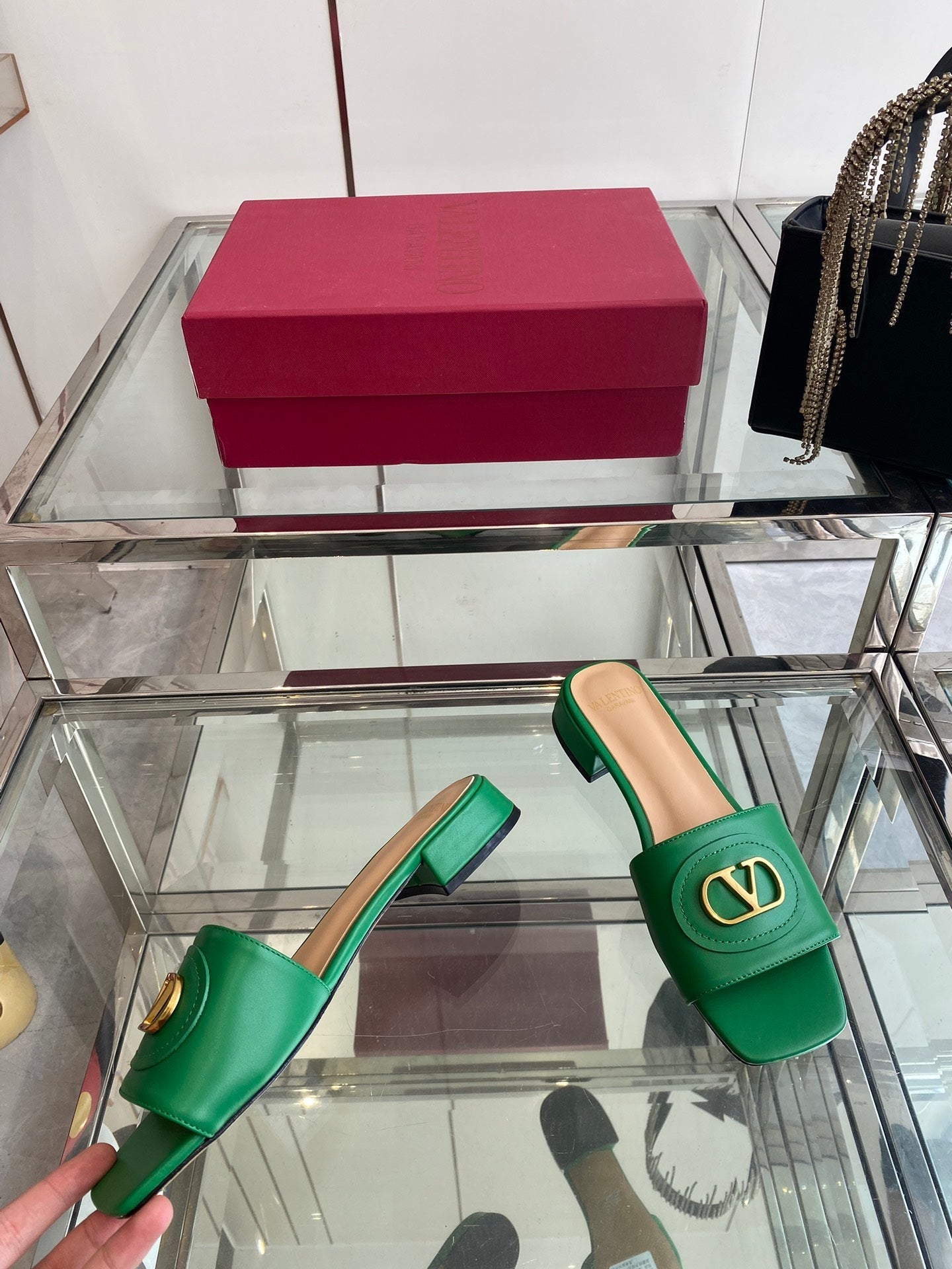 VLTN HIGH HEEL 25S 30 MM IN GREEN LAMBSKIN WITH GOLD HARDWARE