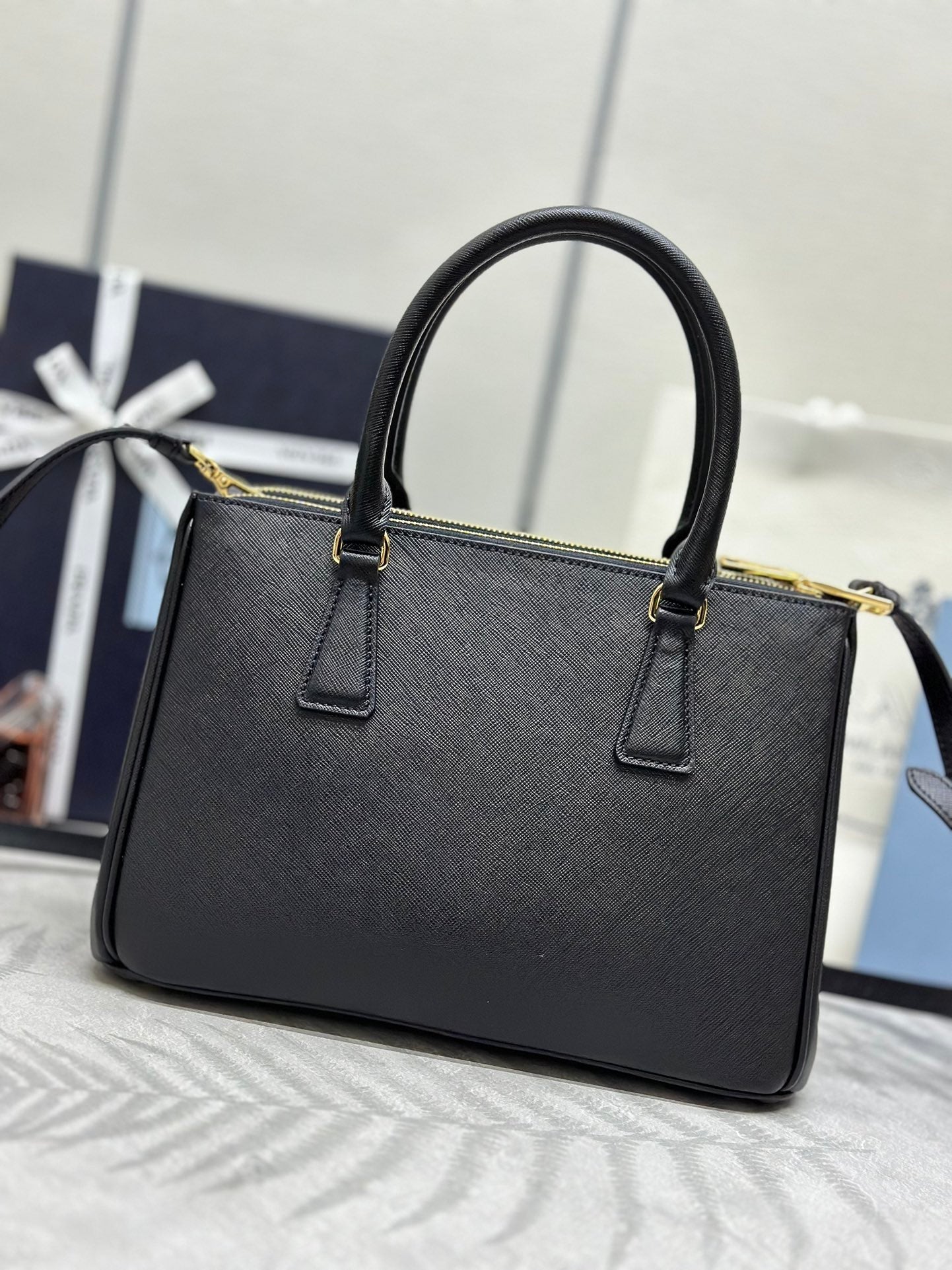 PRADA 25S GALLERIA LARGE BAG 28 IN BLACK CALFSKIN GOLD HARDWARE