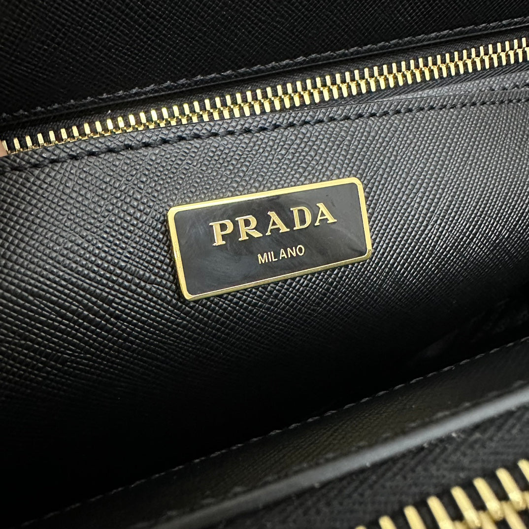 PRADA 25S GALLERIA LARGE BAG 32 IN BLACK CALFSKIN GOLD HARDWARE