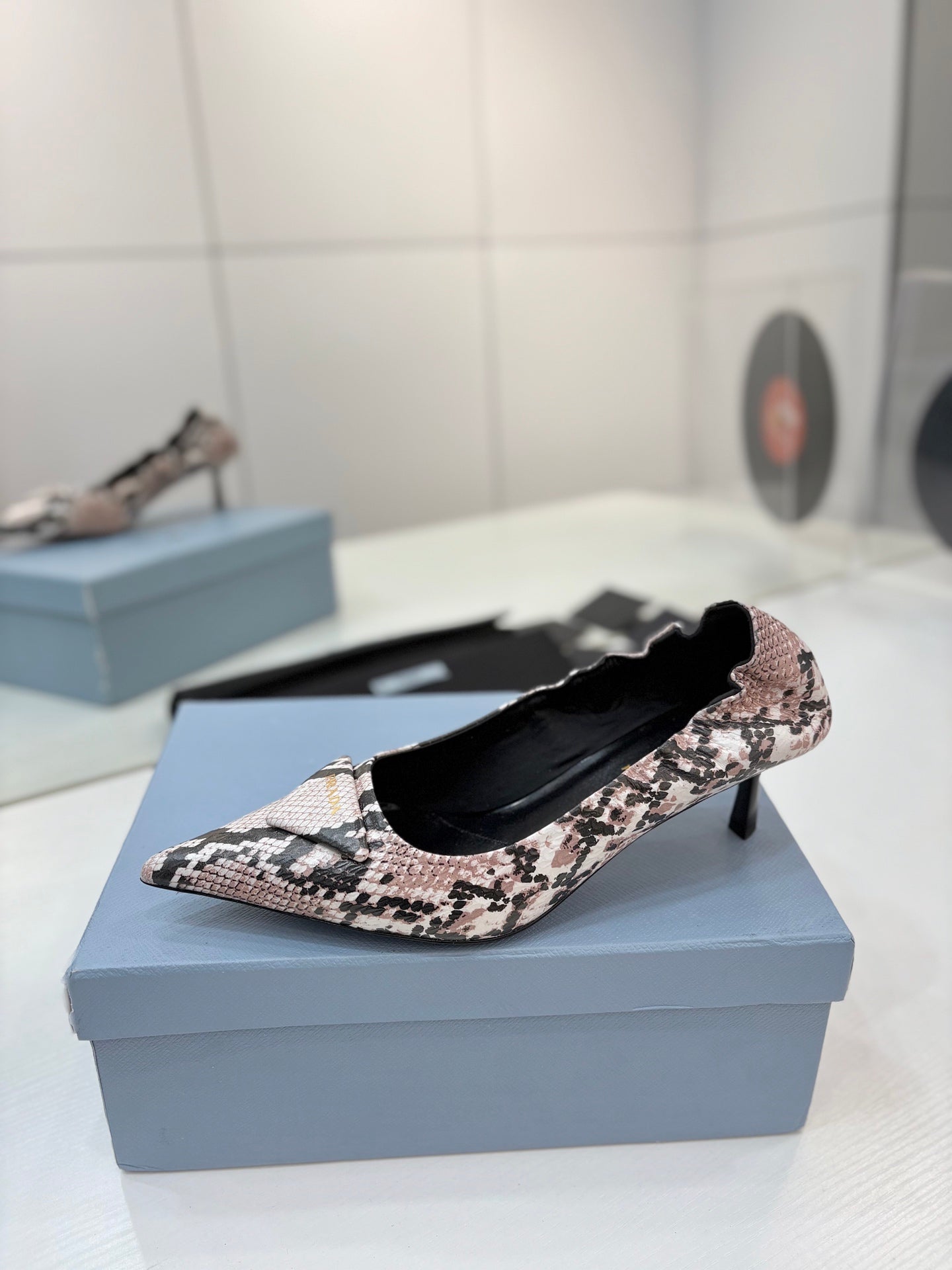 PRADA 26S PUMPS 55MM IN PINK SNAKE PRINT CALFSKIN WITH LOGO