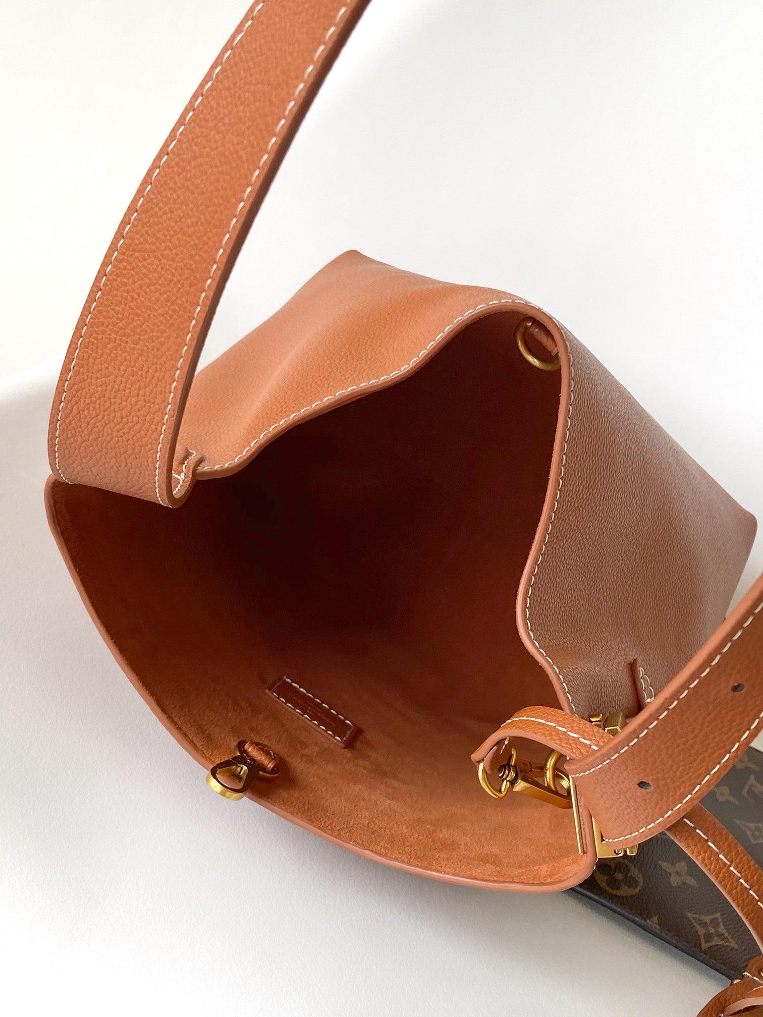 LV 25S LOW KEY HOBO BAG 28 CM IN BURNT ORANGE CALFSKIN