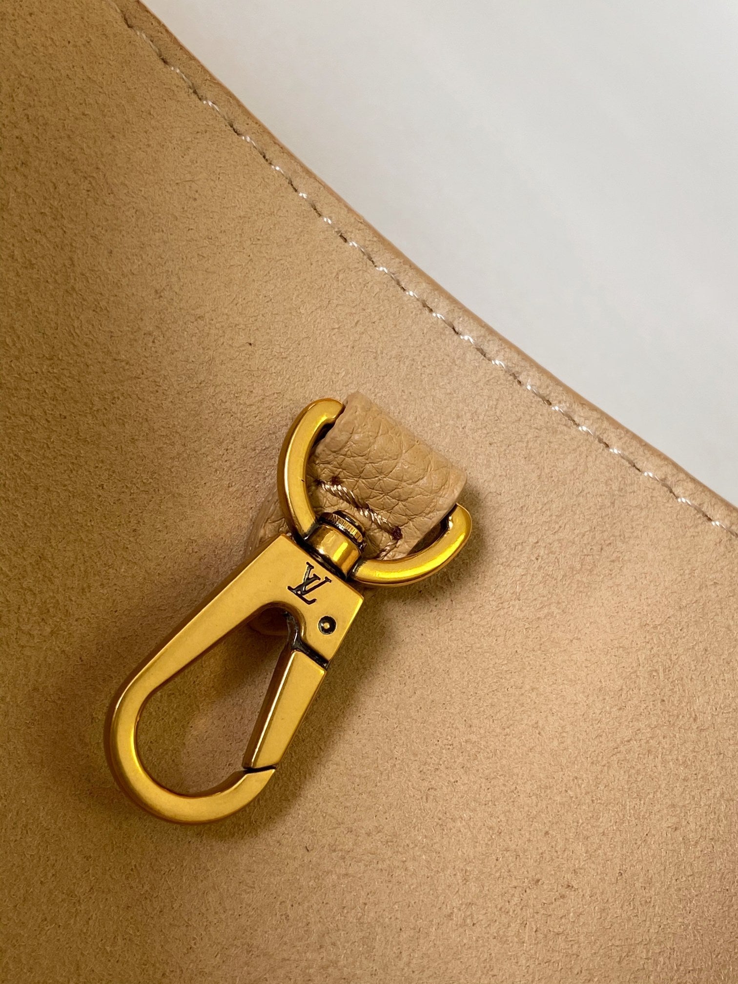 LV 25S LOW KEY HOBO BAG 28 CM IN BEIGE CALFSKIN