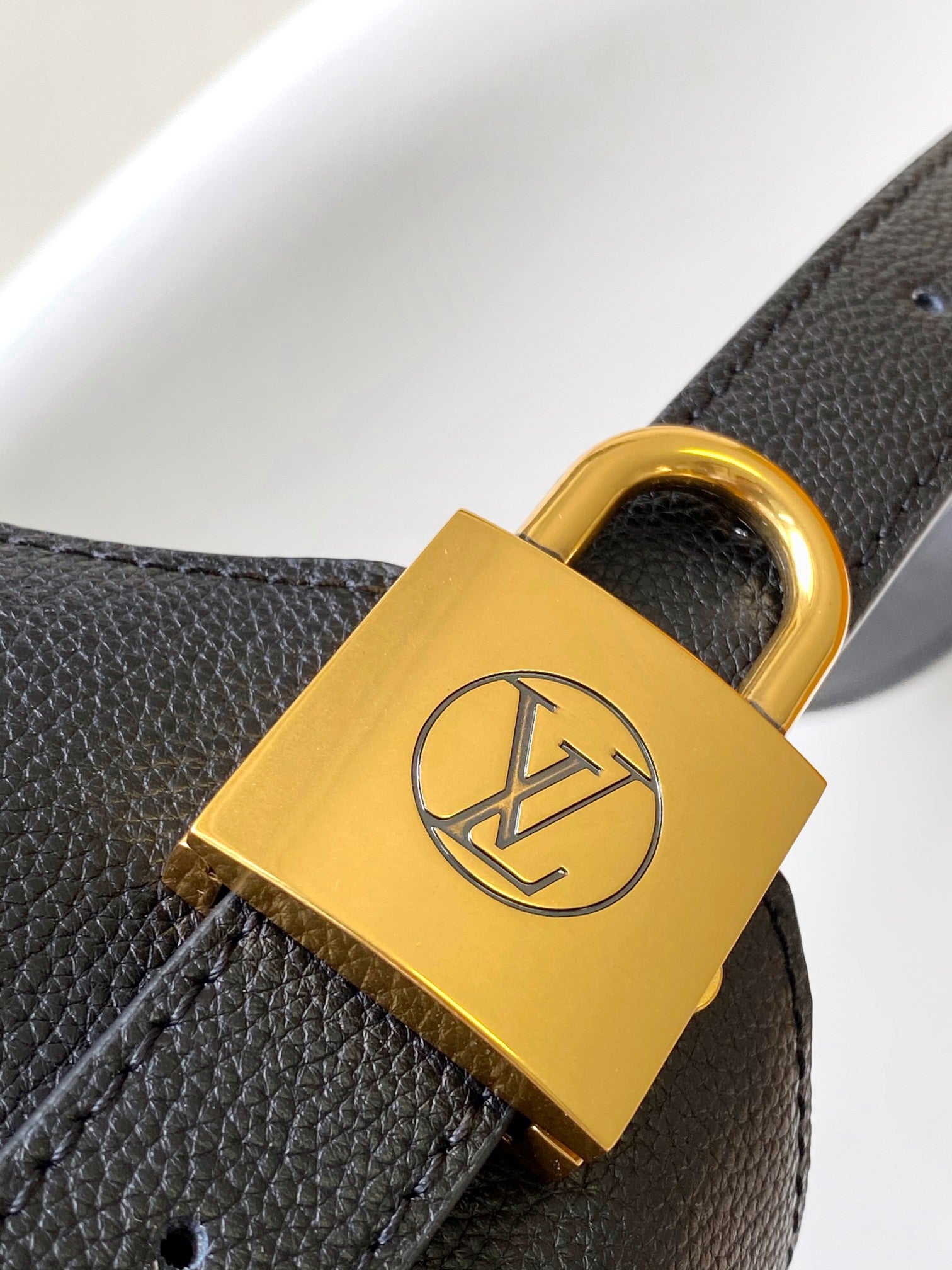 LV 25S LOW KEY HOBO BAG 35 CM IN BLACK CALFSKIN