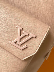 LV 25S TAKEOFF BACKPACK 43 IN BEIGE CALFSKIN