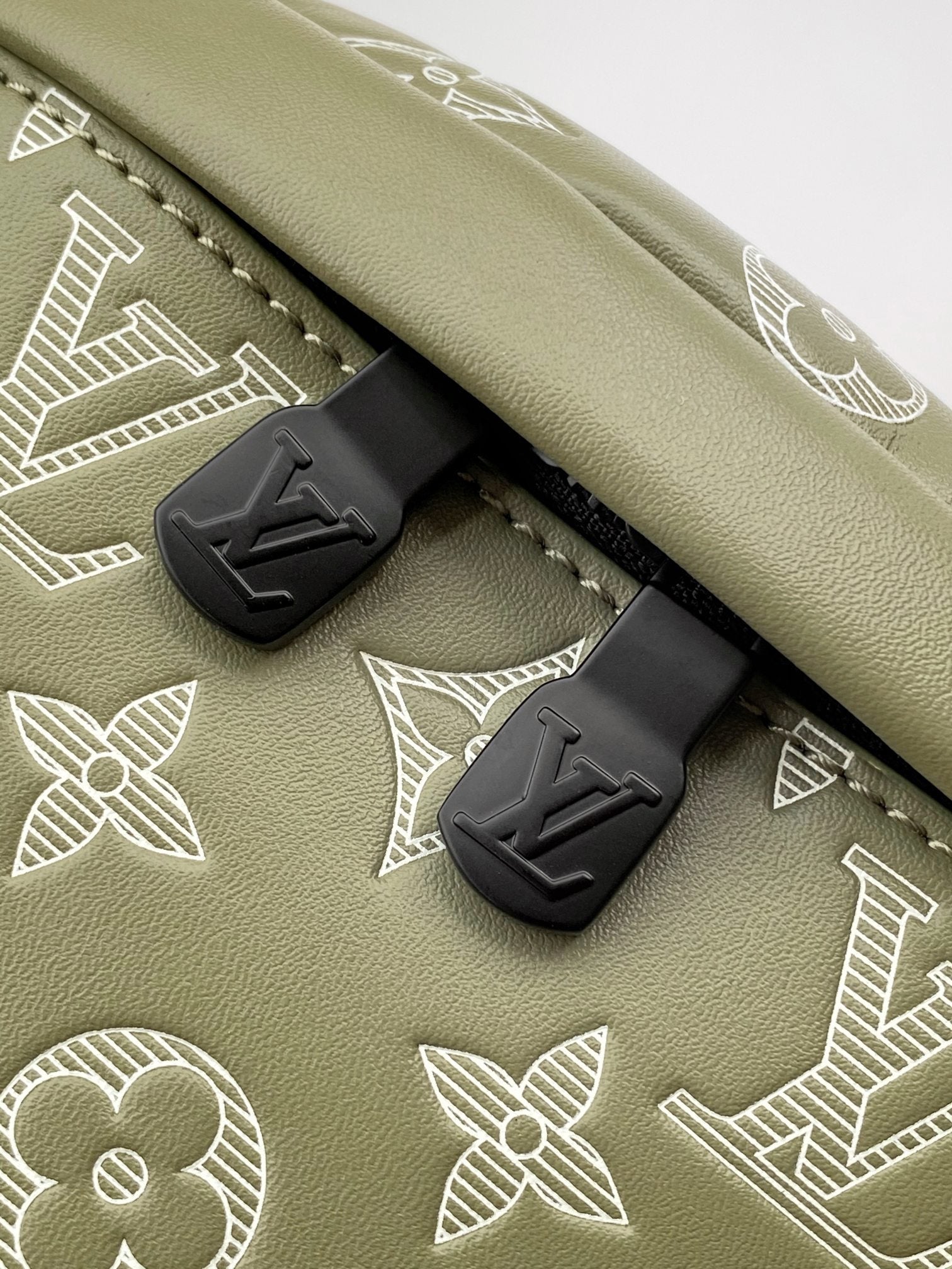 LV 25S DISCOVERY BUMBAG 44 IN OLIVE GREEN MONOGRAM CALFSKIN AND CANVAS
