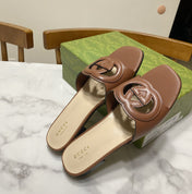 INTERLOCKING G SLIDE SANDAL IN BROWN BEIGE CALFSKIN