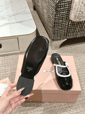 FLAT MULE IN BLACK AND WHITE PATENT CALFSKIN
