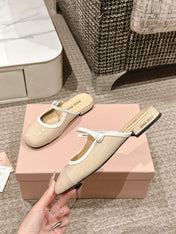 FLAT MULE IN BISQUE BEIGE PATENT CALFSKIN