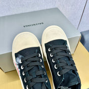 SNEAKERS IN BLACK CANVAS GRAFFITI LOGO