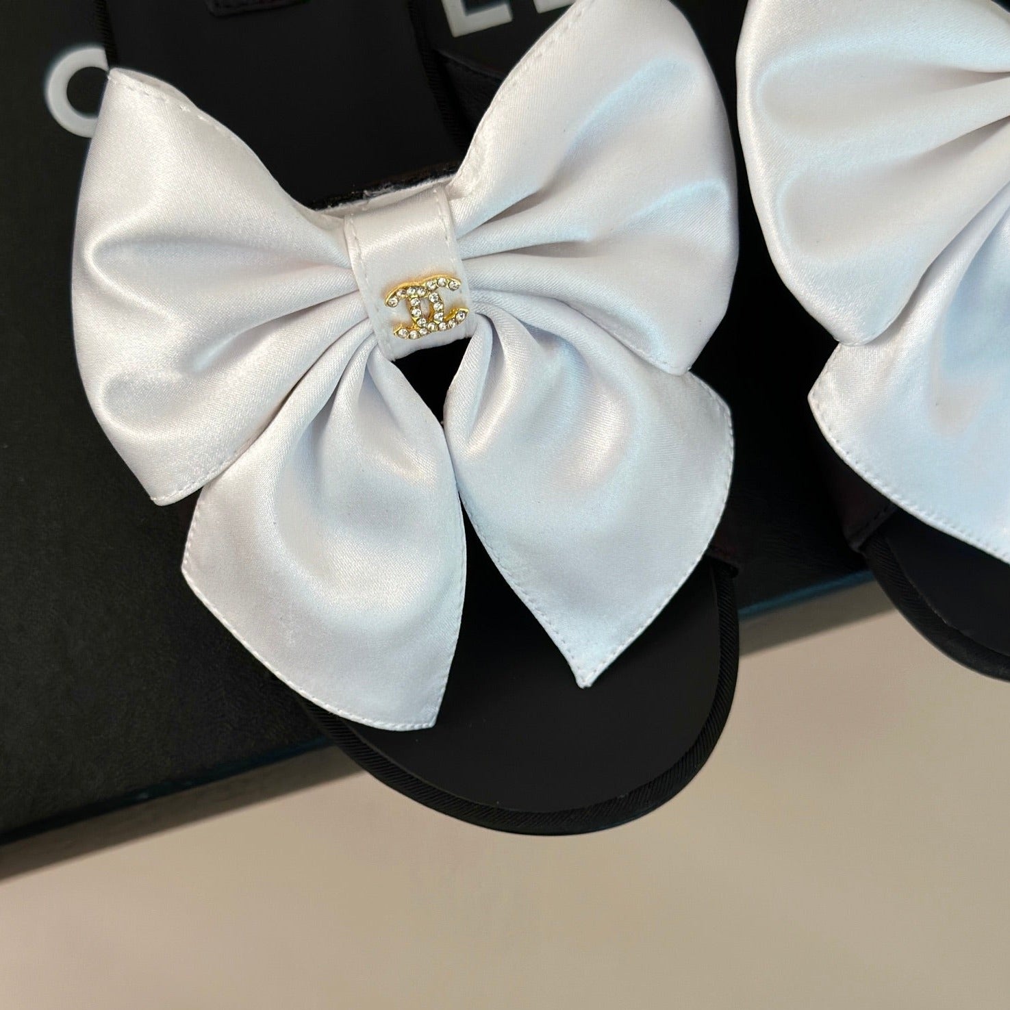 Double CC big bow flat sandals Sheepskin White Black