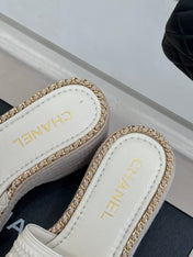 THICK SOLE WEDGE SLIPPERS IN WHITE CALFSKIN