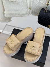 THICK-SOLED CHAIN HEART SLIPPER IN BISQUE BEIGE LAMBSKIN