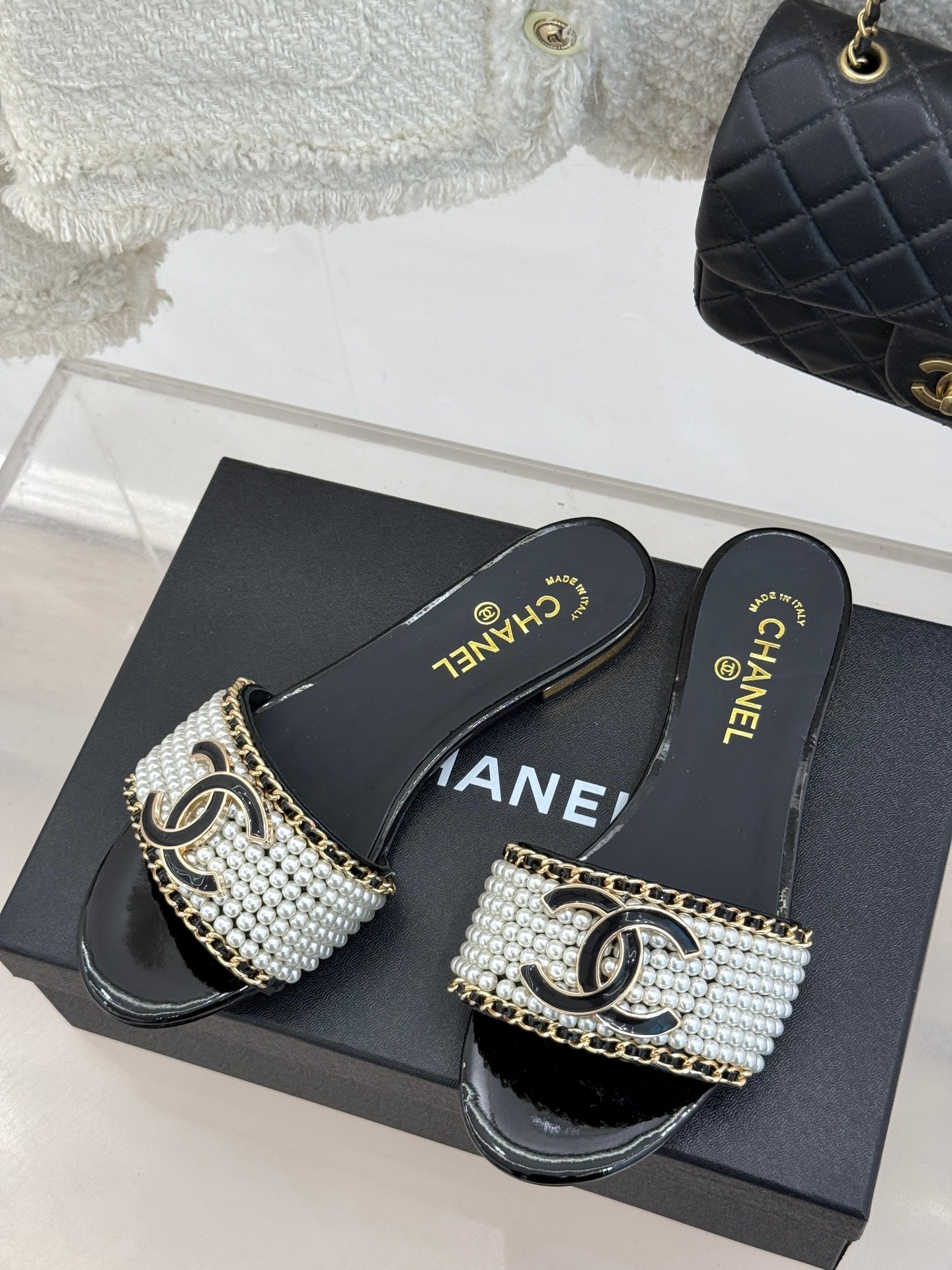 CC SLIDE SANDALS IN BLACK AND WHITE PEARL