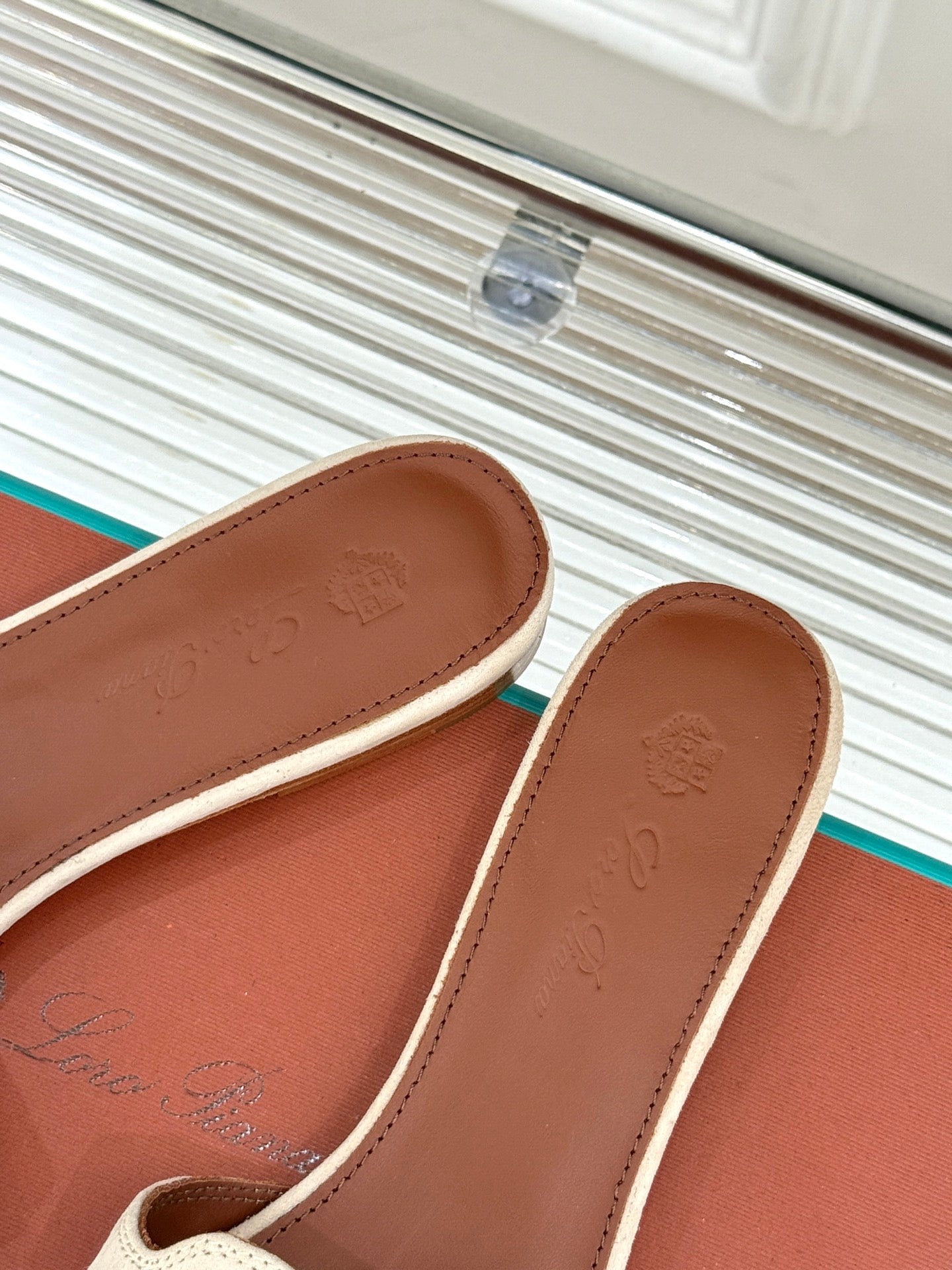 FLAT SANDALS IN BEIGE SUEDE AND LAMBSKIN