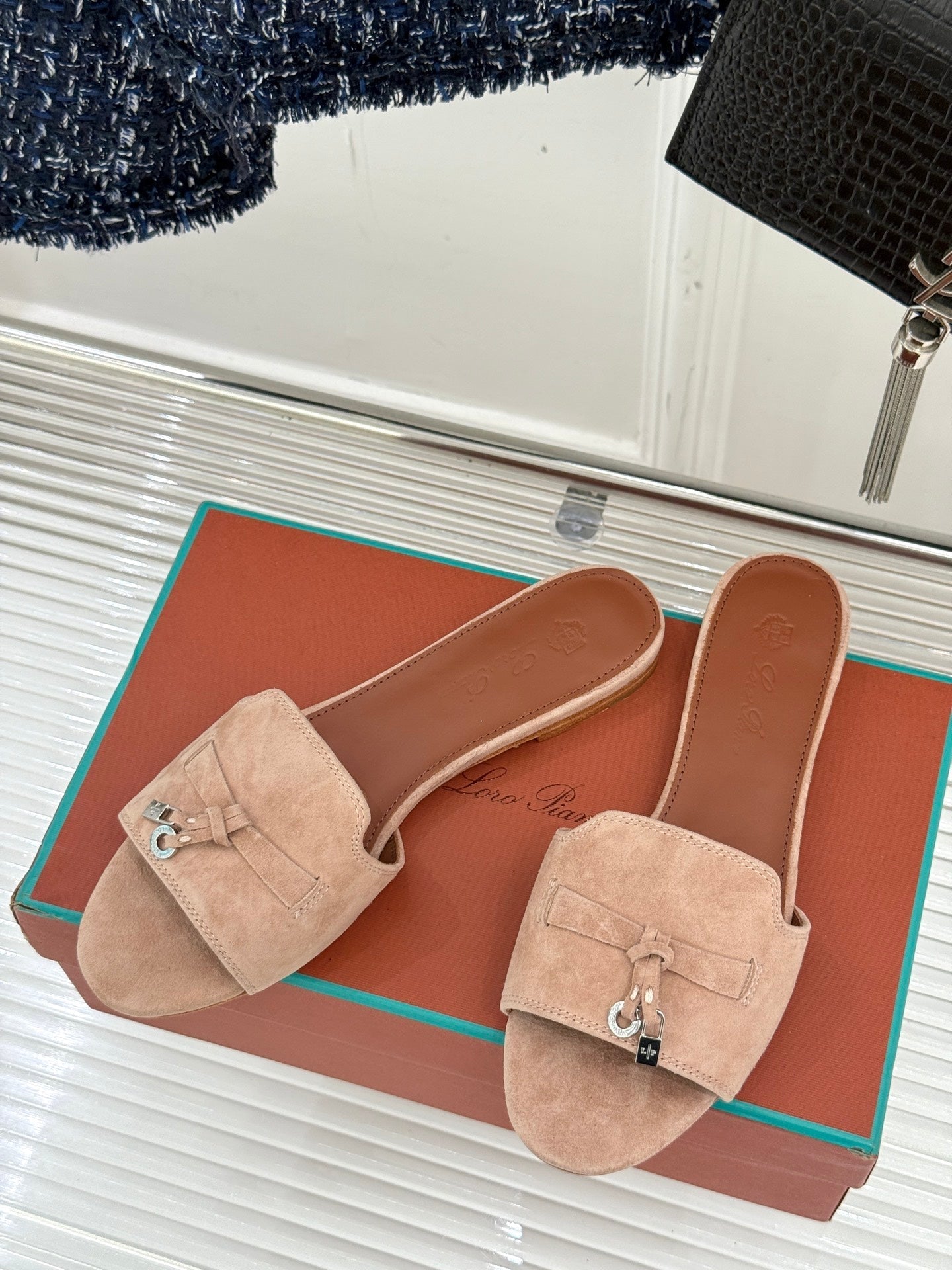FLAT SANDALS IN LIP PINK SUEDE AND LAMBSKIN