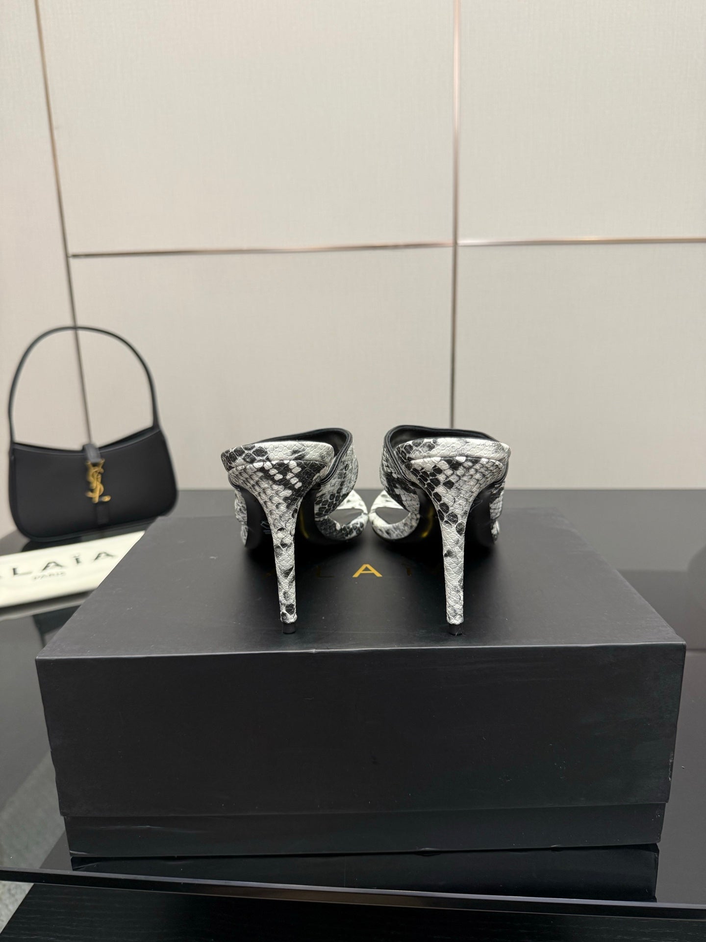 ALAIA HEELED THONG 25S IN WHITE AND BLACK LAMBSKIN SNAKE-EMBOSSED