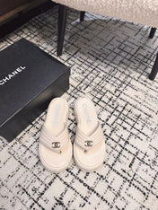 THICK-SOLED THONG SLIPPERS IN WHITE CALFSKIN