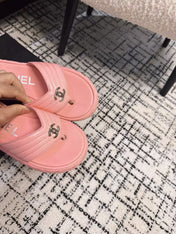 THICK-SOLED THONG SLIPPERS IN BRIGHT PINK CALFSKIN