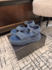 THICK-SOLED THONG SANDAL IN NAVY BLUE DENIM