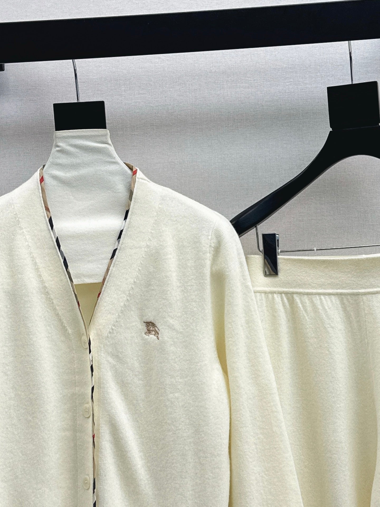 BURBERRY 25S CARDIGAN AND STRAIGHT-LEG PANTS SET 096