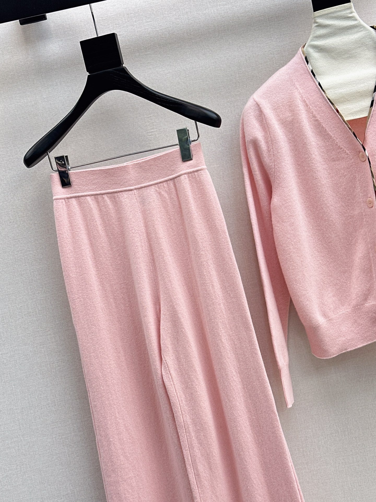 BURBERRY 25S CARDIGAN AND STRAIGHT-LEG PANTS SET 098