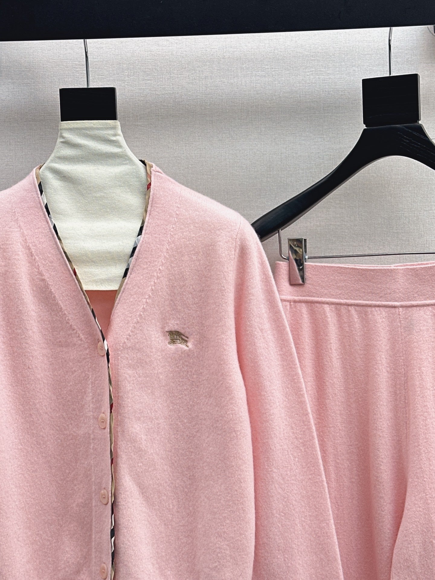 BURBERRY 25S CARDIGAN AND STRAIGHT-LEG PANTS SET 098