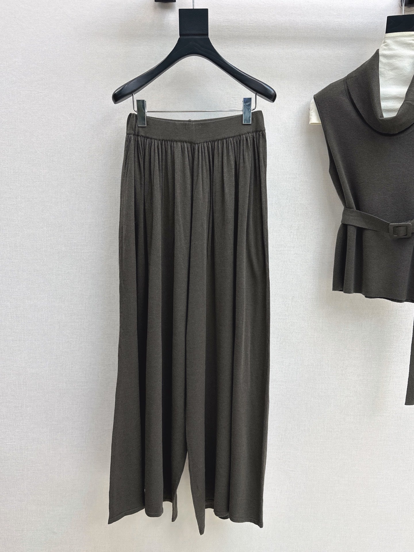 HERMES 26S SLEEVELESS TOP AND STRAIGHT-LEG TROUSERS SET 752