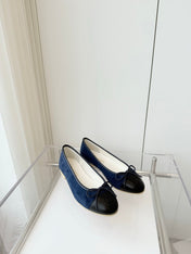 BALLET FLAT IN BLACK CALFSKIN AND NAVY BLUE SUEDE