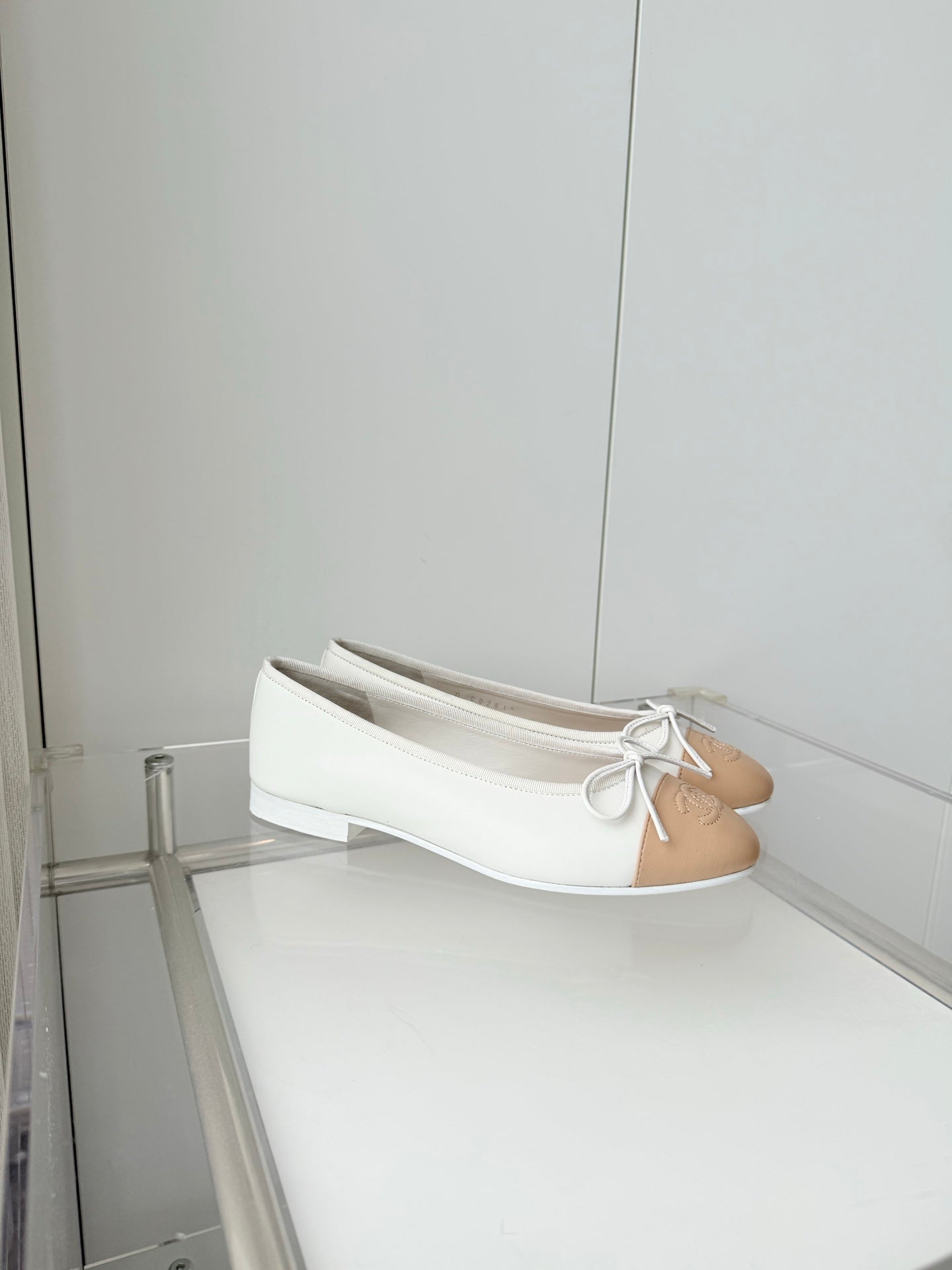 CHANEL 26S BALLET FLATS IN WHITE CALFSKIN WITH BEIGE TOE CAP AND BOW
