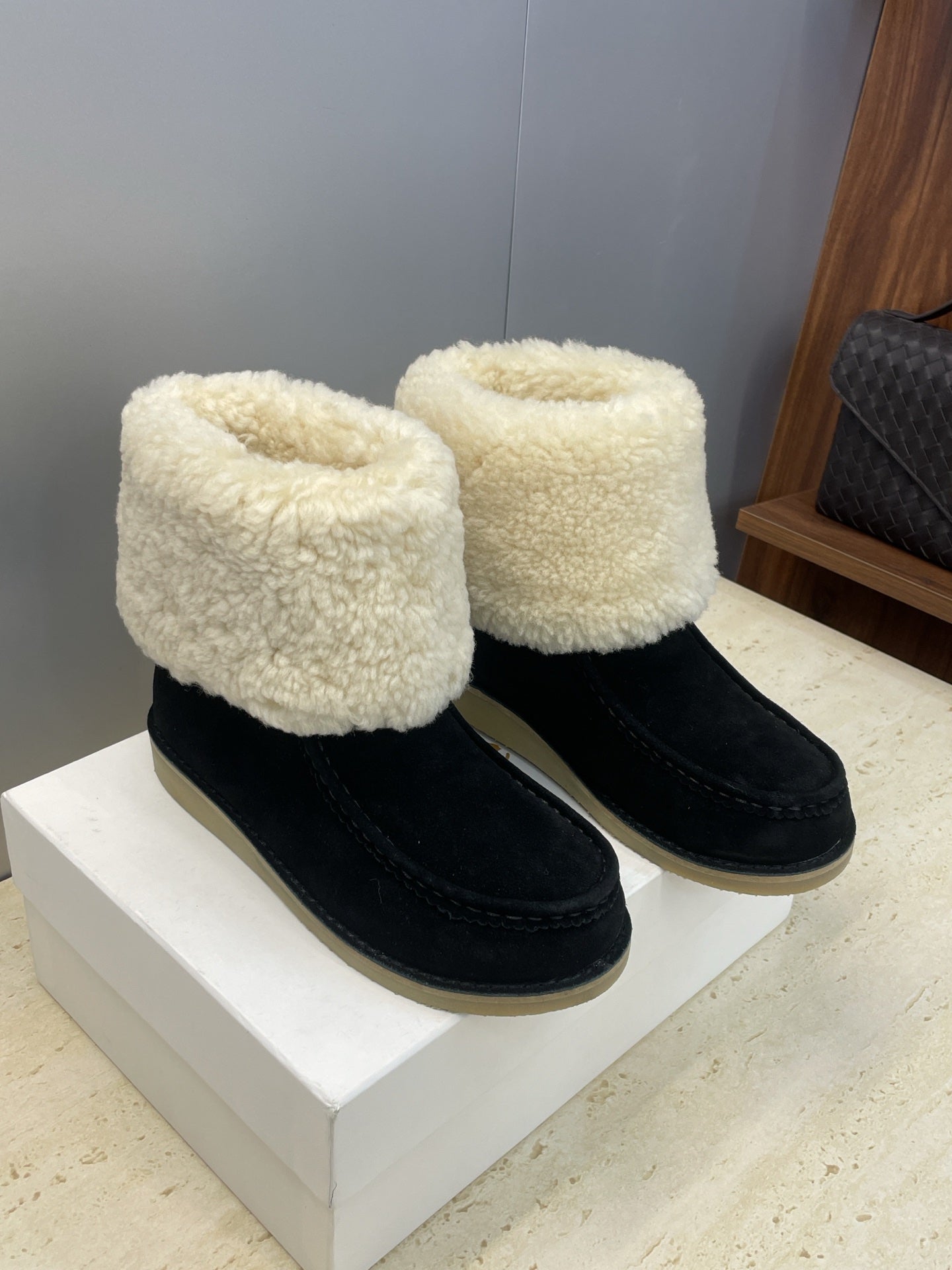 CHLOÉ 26S SHEARLING BOOTS IN BLACK SUEDE