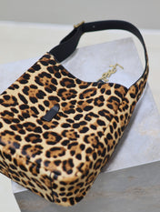 LE 5 À 7 SMALL SUPPLE 23 IN LEOPARD PRINT CALFSKIN