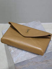 ENVELOPE CLUTCH 29 IN EARTHY YELLOW LAMBSKIN COPPER LOGO