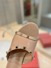 ROCKSTUD MULE SANDALS WITH TRANSPARENT HEEL IN SAND BROWN CALFSKIN