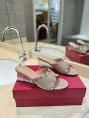 ROCKSTUD MULE SANDALS WITH TRANSPARENT HEEL IN CREPE PINK CALFSKIN