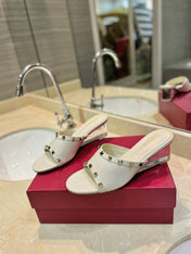 ROCKSTUD MULE SANDALS WITH TRANSPARENT HEEL IN WHITE CALFSKIN
